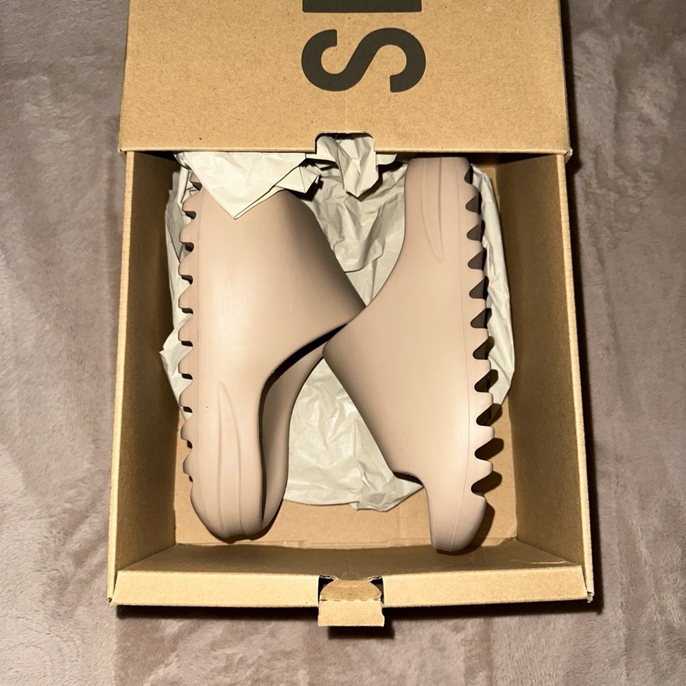 Yeezy slide in womens size 5.5 and mens size 4 color is pure